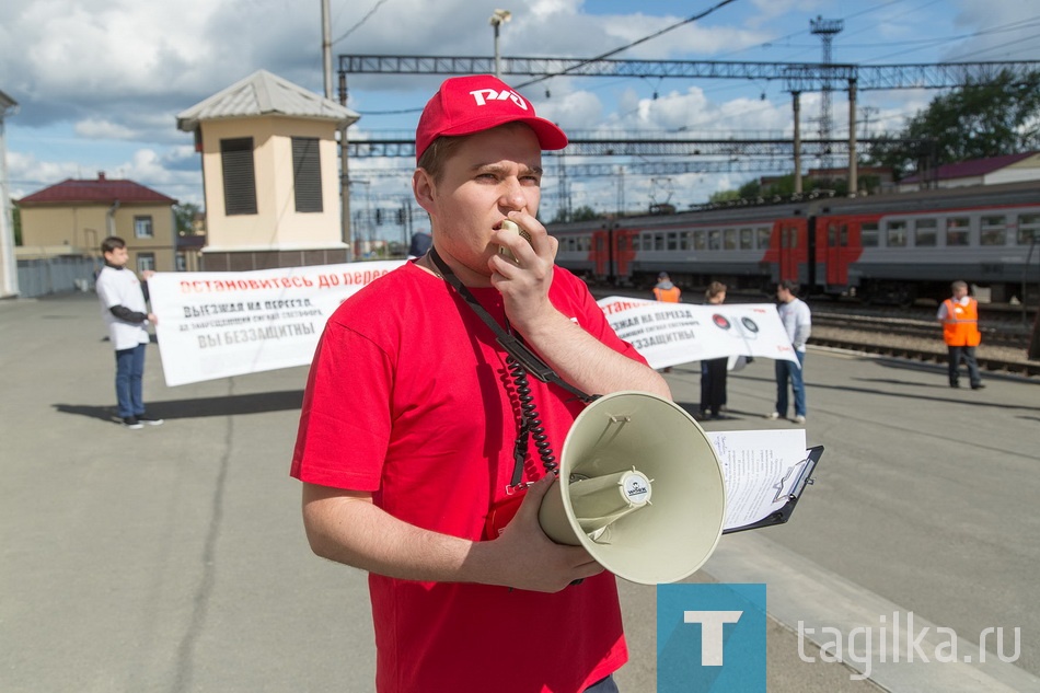 Как пояснили железнодорожники, все разби-
тые автомобили – участники реальных аварий на
переездах. Авто были на время взяты в аренду,
владельцы дали на это согласие. 