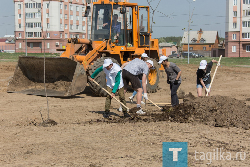 Владислав Пинаев и Николай Смирнов приняли участие в закладке кленовой аллеи в экопарке на ГГМ