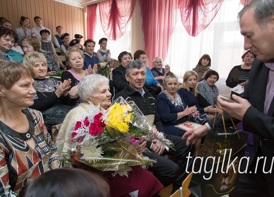 Дорогая Татьяна Павловна! С юбилеем!

 А директор центра по работе с ветеранами Вячеслав Мещеряков по-
здравил от имени главы города Сергея Носова.
