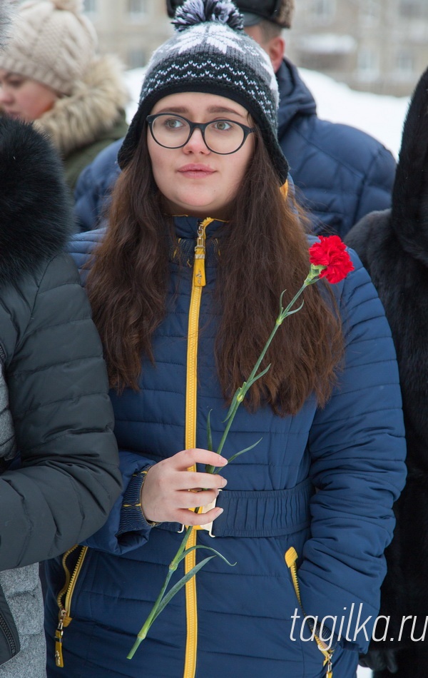 Открытие мемориальной доски  в политехнической гимназии.

Гимназисты подхватили поисковую эстафету

Внук Василия Бердникова, Дмитрий Устинов, работает в управлении по развитию физкультуры, спорта и молодежной политики администрации города. Он активно сотрудничал с инициативной группой из молодежного совета.
