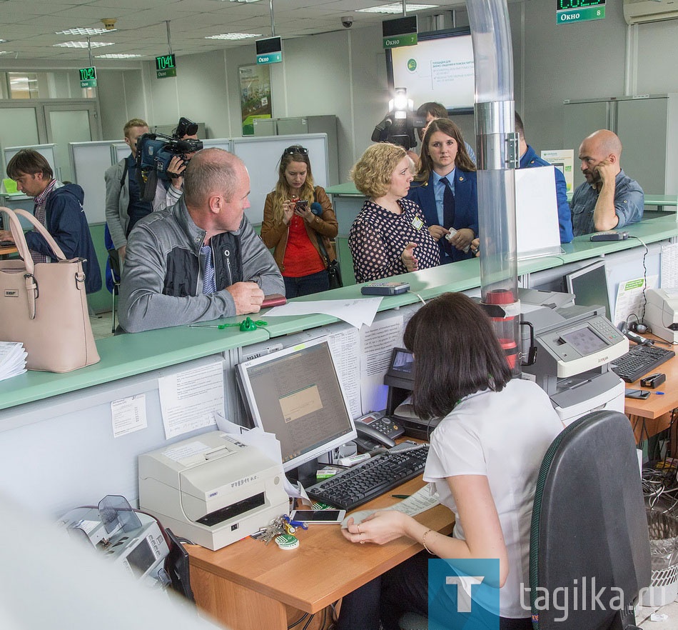 Сегодня в центральном отделении Сбербанка Нижнего Тагила представитель собственника завода теплоизоляционных изделий перечислил часть денег для погашения задолженности по зарплате перед работниками предприятия.