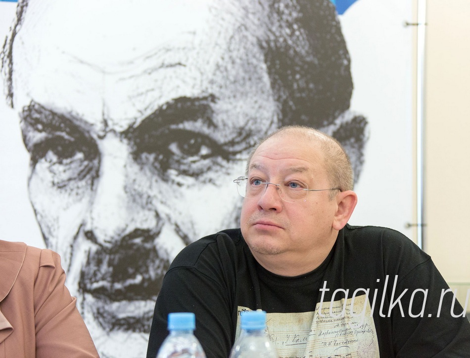 «Возьмемся за руки, друзья…»

Кстати, Александр Пантыкин выразил свое восхищение по поводу ре-конструкции Нижнетагильского драматического театра имени Д.Н. Мамина-Сибиряка, поблагодарил организаторов за размещение гостей в новой гос-тинице европейского уровня и заявил:
 - Я горд тем, что увидел здесь. Это фестиваль, в котором поет душа. 
 Звезд эстрады и кино на третьем фестивале не было. В прежние годы в Нижний Тагил с программами, посвященными творчеству Булата Окуджавы, приезжали народные артистки России Елена Камбурова и Светлана Крючкова. Нынче организаторы решили обойтись своими силами. Генеральный директор Свердловского Государственного областного Дворца на-родного творчества Николай Карпов пояснил, что в этом году в качестве «изюминки» запланирован музыкальный спектакль «Батальное полотно», премьерный показ которого предназначен для тагильчан. 

