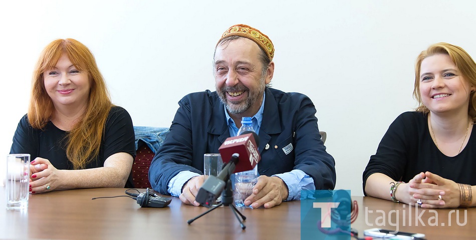 Николай Коляда. "Женитьба". Teatr Slaski (Польша)

Николай Коляда и польские гости, слева - Агнешка Любомира Пиотровска.

- Я и не сомневался, что им здесь понравится. Был уверен: приедут, и у них глаза на лоб полезут, - улыбается Николай Владимирович. -  Знаю Нижний Тагил как драматургическую столицу. Поражаюсь, как много хороших авторов отсюда вышло, их пьесы известны всей России.  К тому же, театр отремонтировали, теперь здесь прекрасный зал.