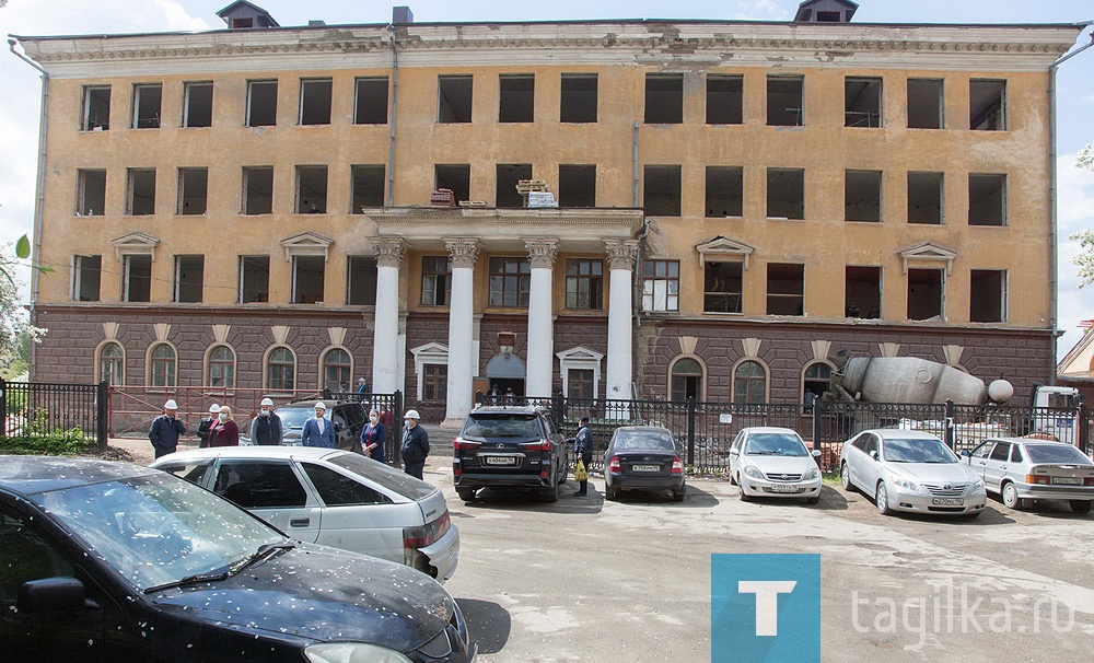 В школе не только полностью отремонтируют все помещения и проведут благоустройство территории. По словам начальника управления образования Татьяны Удинцевой, учреждение кардинально переоснастят. «Мы планируем закупить для СОШ № 85 специальные лаборатории для развития технологического профиля в соответствии с принципами совершенствования образовательного процесса, согласно новому федеральному государственному стандарту для 10-11 классов, который вводится с этого года, - рассказала она. - Верим, что в установленные сроки 580 учащихся с радостью придут в обновленную школу, которая ждала капитального ремонта 65 лет».