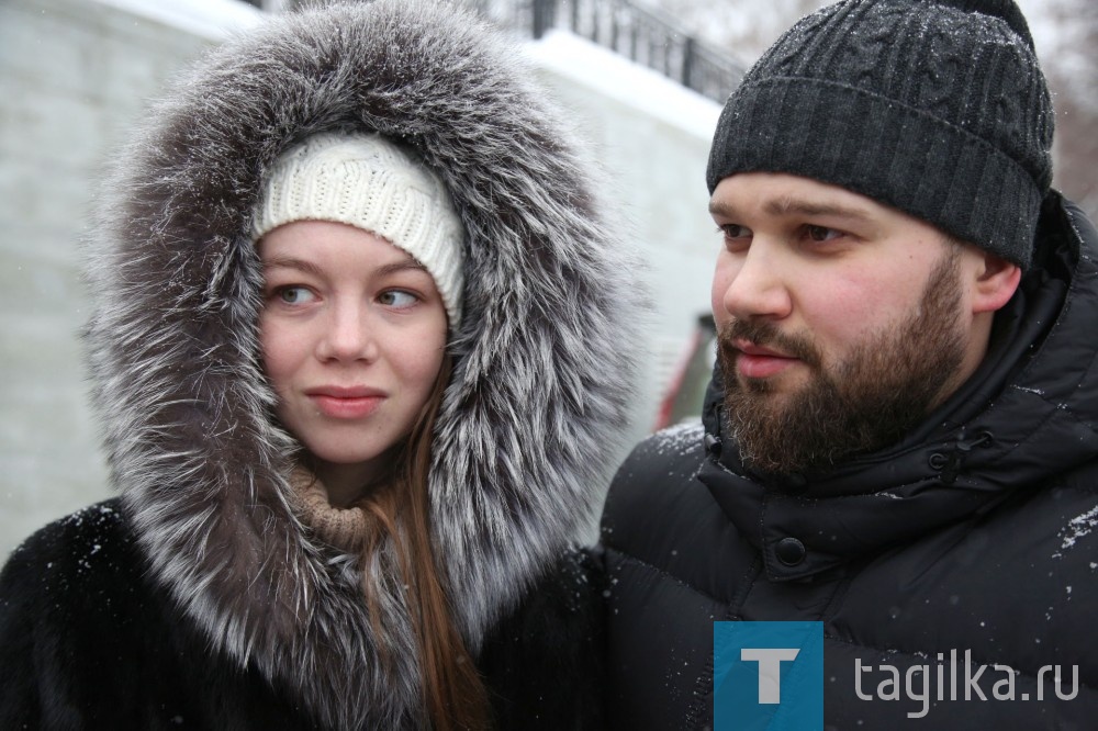 -Мы работаем с детьми и вскоре ждем рождения нашего ребенка, - не скрывая слез, рассказывает Михаил Тереб. – Пришли сюда, потому что нас переполняют чувства, страшные новости из Кемерова потрясли нас. Люди, которые сейчас в том городе, переживают страшную утрату, будут знать, что они не одни, что мы все считаем: чужого горя не бывает.
