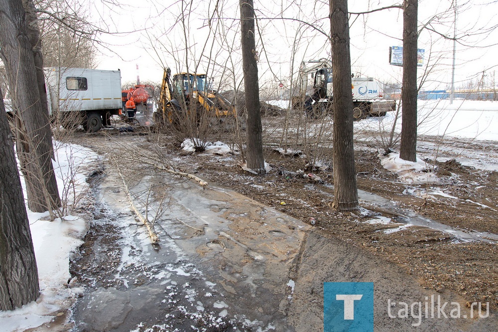 В результате без холодной воды остался весь жилой сектор ГГМ. Однако уже спустя несколько часов микрорайон запитали по (обводной) резервной линии. По данным на 13.00, все насосные Гальянки работают. Давление в сетях постепенно поднимается. Специалисты ООО «Водоканал-НТ» просят с пониманием отнестись жильцов верхних этажей. Из-за большого расхода воды в выходные, у них напор холодной воды может быть слабым.