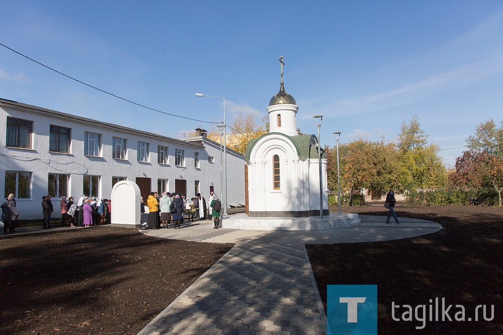 Священнослужители освятили часовню, которая была построена в обновленном сквере за Дворцом культуры «Юбилейный». В прошлом веке на этом месте располагалась Выйско-Никольская церковь. Небольшую часовню возвели почти за три месяца.