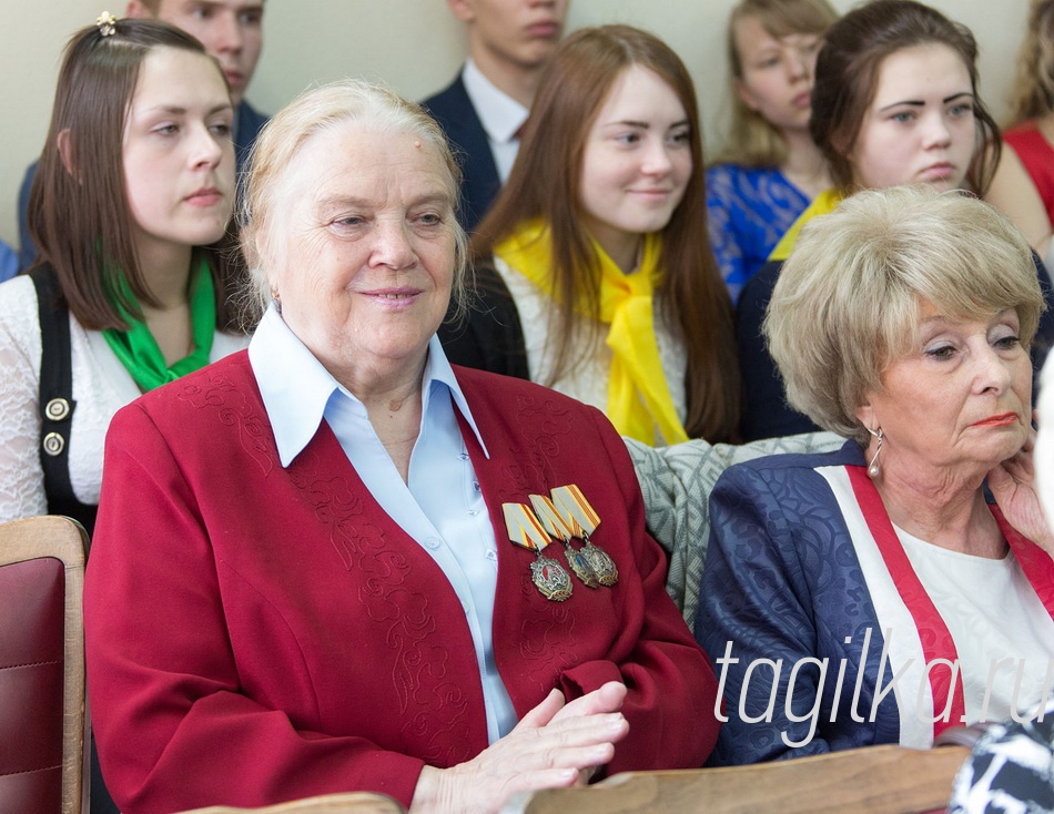 "Трудовая доблесть России"

Поддержать и порадоваться за земляков на процедуру награждения в мэрию пришли тагильчане – Герои соцтруда, полные кавалеры ордена Трудовой Славы. Одна из них - Валентина Шерсткова - статная, красивая женщина, которую любой принял бы за актрису советского кино. Валентина Яковлевна почти 40 лет отработала в колесопрокатном цехе нижнетагильского металлургического комбината машинистом крана
- Мы перевозили по 700 колес за смену, - вспоминает Валентина Шерсткова. - Работа ювелирная, требующая аккуратности и терпения, не каждый мужчина справится. Никогда не хотелось сменить профессию: энтузиазм и моральная поддержка, царившие в нашем цехе, дорогого стоили. Горжусь наградами, полученными сегодня нашими уралвагонзаводцами. Рада, что за профессиональные достижения отметили именно молодых. Это огромный моральный стимул, ведь признание труда измеряется не только деньгами.

Анжела Голубчикова
Фото Сергея Казанцева