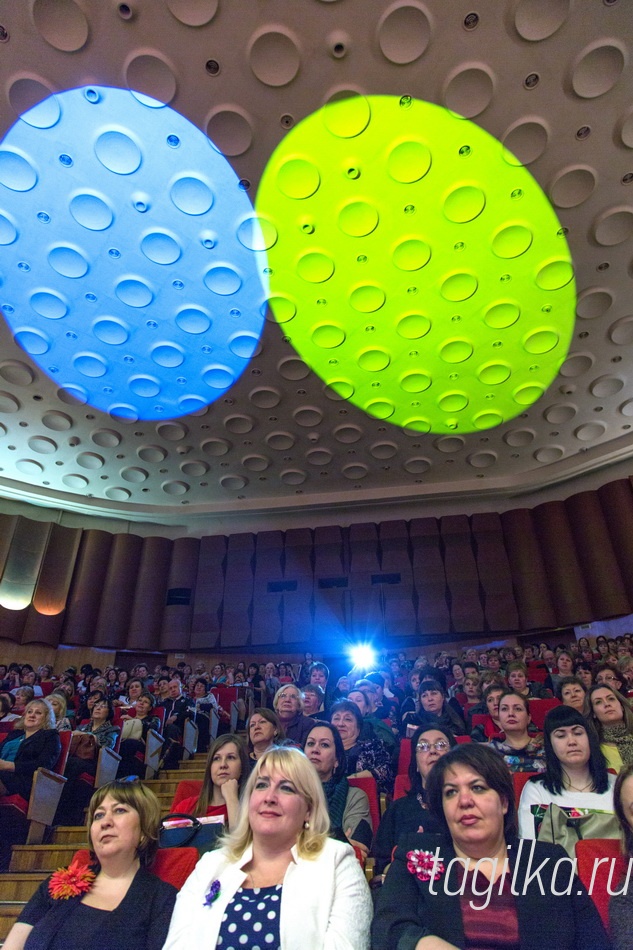 С Праздником 8 марта, работники системы образования г. Н- Тагила !