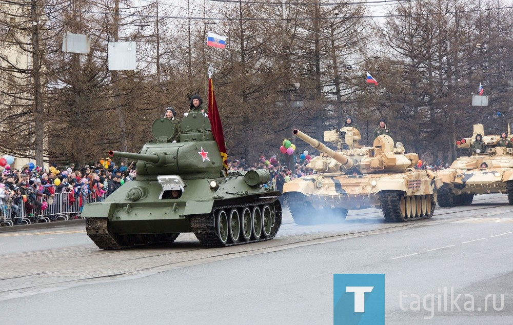 Тагильчане, пришедшие на парад Победы, могли увидеть не
только легендарный танк Т-34, но и Т-90С, который по некото-
рым показателям превосходит зарубежные образцы. 