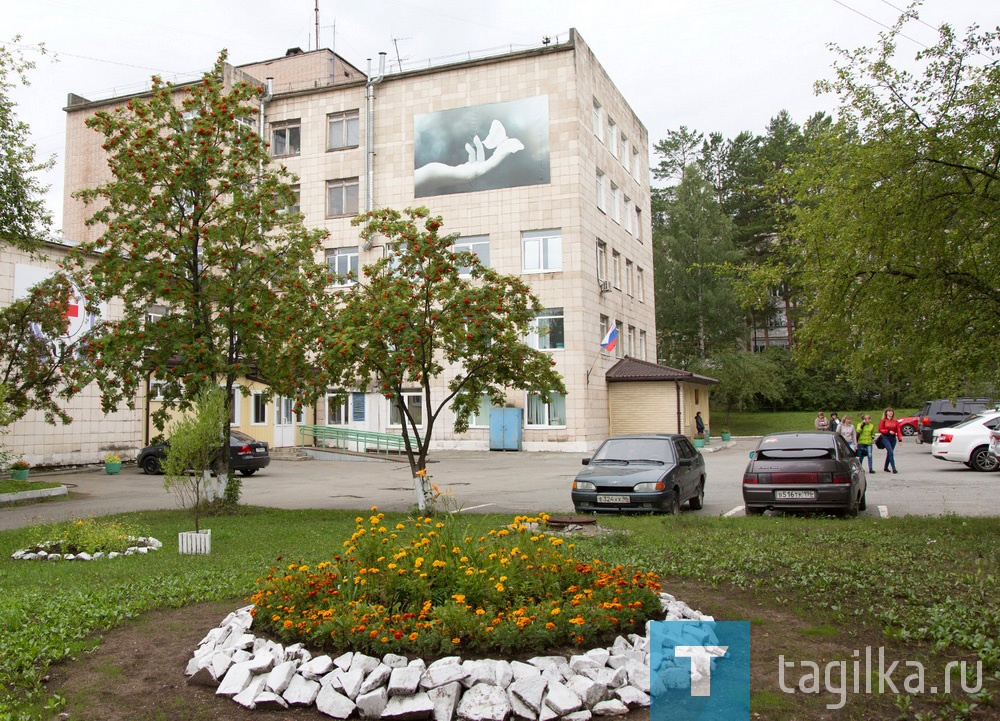 Но в этом вопросе нам, тагильчанам, повезло, мы под надежной защитой. Ведь наша седьмая больница - одна из крупнейших и лучших в России. Учреждение с сетью отделений в разных частях города, с уникальным комплексом услуг и направлений медико-социальной работы. В эпоху неуемной централизации и оптимизации здравоохранения больница сохранила самостоятельность. Коллектив делает все, чтобы психиатрическая помощь становилась доступнее людям. А опыт реализации межведомственного взаимодействия в оказании помощи пожилым людям, инициированный тагильскими психиатрами и поддержанный мэрией, теперь распространяют по всей стране. 