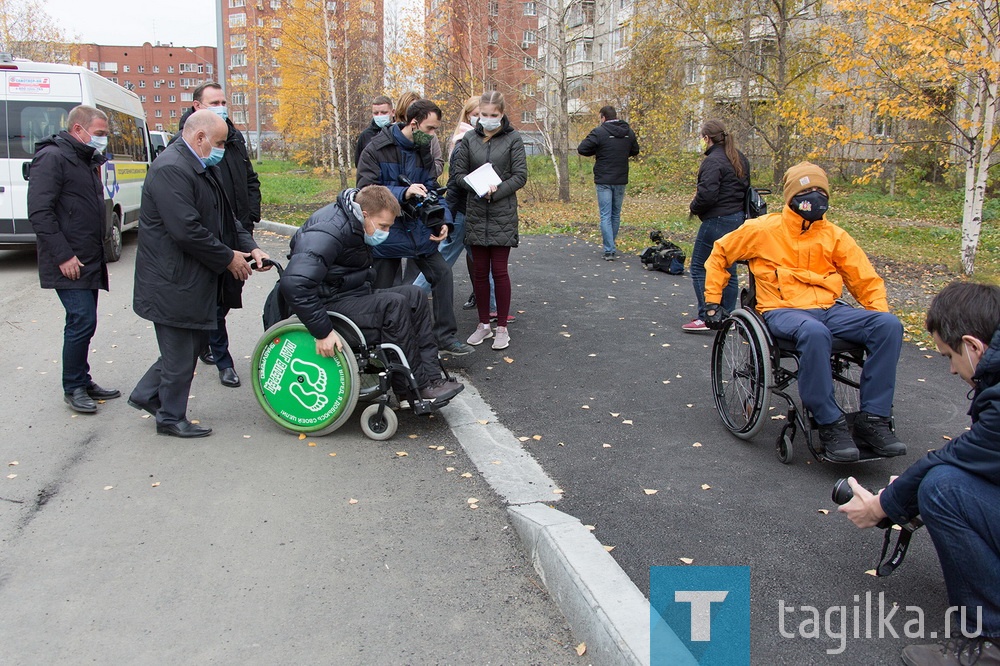 Директор НКО «Центр содействия формирования и развития инклюзивного общества и оказания общественно полезных услуг «Шаг вперёд» Александр Коченков и куратор инклюзивных проектов «Российского движения школьников» Максим Зяблицев оценили доступность городской среды вместе с главой Нижнего Тагила Владиславом Пинаевым. Это уже не первый их совместный рейд. В прошлом году глава муниципалитета проверил возможность безбарьерного доступа к учреждениям приоритетных сфер жизнедеятельности инвалидов и других маломобильных групп населения. В этот раз для тест-драйва выбран парк Победы и проспект Уральский. Оба объекта сданы в эксплуатацию меньше месяца назад.