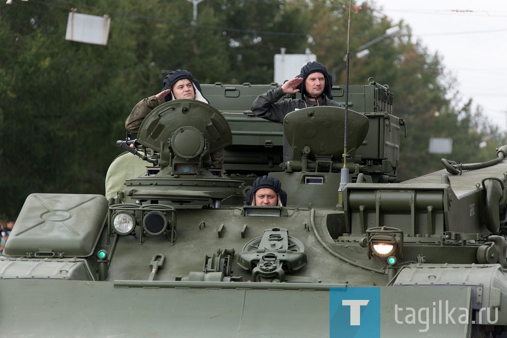 Шествием военной техники отметили тагильчане 100-летие отечественного танкпрома и 75-годовщину Победы в Великой Отечественной войне