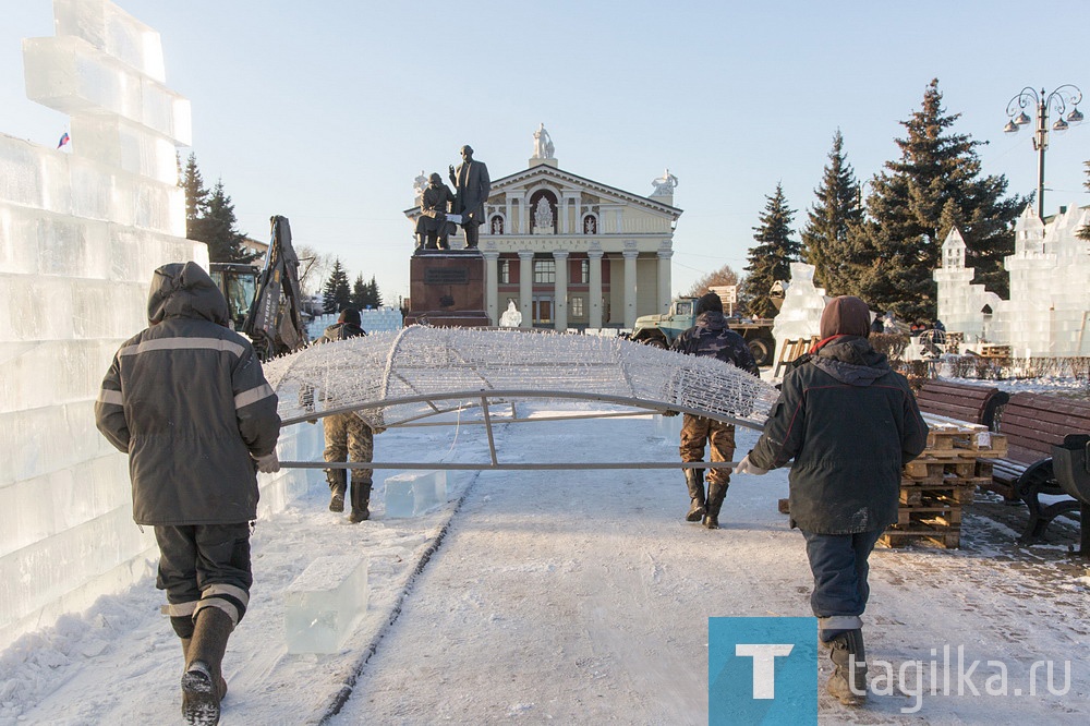 На Театральной площади идет строительство ледового городка