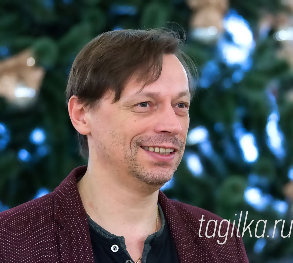 Детский новогодний утренник. Щелкунчик. Драмтеатр.

Игорь Булыгин

После новогоднего представления маленьким зрителям показали рождественскую сказку «Щелкунчик». Спектакль по мотивам известного произведения Гофмана поставил художественный руководитель театра, заслуженный артист РФ Игорь Булыгин, а  в знаменитых персонажей превратились  Екатерина и Юрий Сысоевы, Егор Коротаев, Данил Зинеев,  Валерий Каратаев, Ирина Цветкова, Алексей Портнов, Юлия Безноскова, Любовь Смирнова, Александр Швендых и Юрий Яценко. Кстати, спецэффекты, ставшие возможными на тагильской сцене после реконструкции здания, произвели  на малышей сильное впечатление. К примеру, когда Мышильда внезапно появлялась на сцене и так же мгновенно исчезала, дети вскакивали с мест, стараясь лучше рассмотреть происходящее, а потом мальчишки  увлеченно обсуждали этот  трюк.