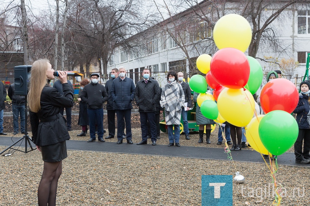 Праздник во дворе на улицах Ермака и Лебяжинской