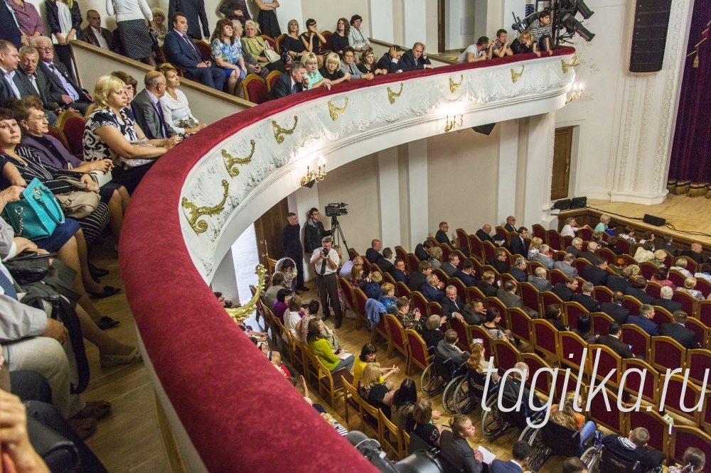  В сороковой раз отметил Нижний Тагил свой праздник – День города. Официальные торжества прошли в минувшую пятницу в обновленном драматическом театре им. Д.Н. Мамина-Сибиряка. После годового капитального ремонта этот храм искусства принял не только победителей разнообразных городских смотров, но и делегации гостей. А их было немало.
