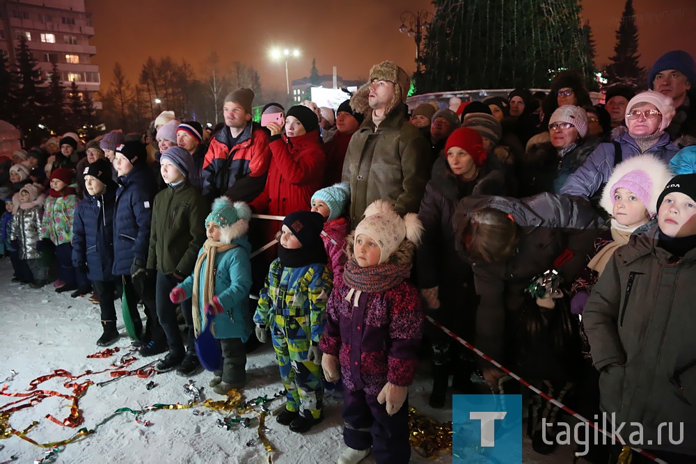 Главная елка города зажгла свои огни!