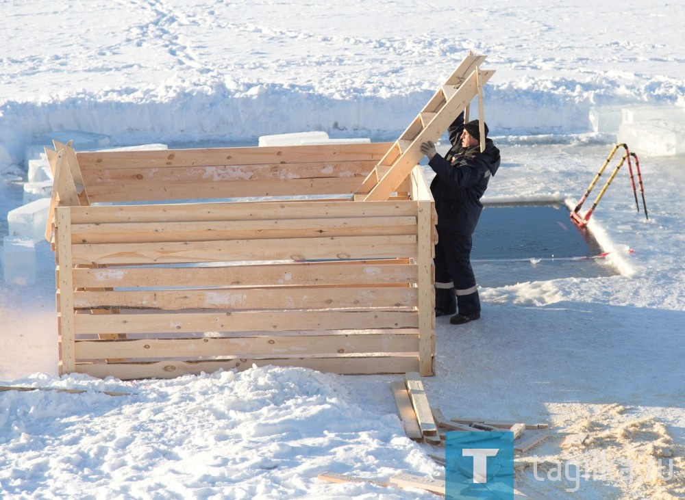 
Тагильчан просят соблюдать меры личной безопасности, не оставлять без присмотра детей и вещи. Будьте осторожны при спуске в прорубь. Несколько лет назад женщина, поторопившись, поскользнулась на лестнице и сломала ногу. 

Не забывайте, резкий перепад температур – это стресс для организма. Если плохо себя чувствуете, лучше останьтесь дома. 

Татьяна Шарыгина
Фото Сергея Казанцева