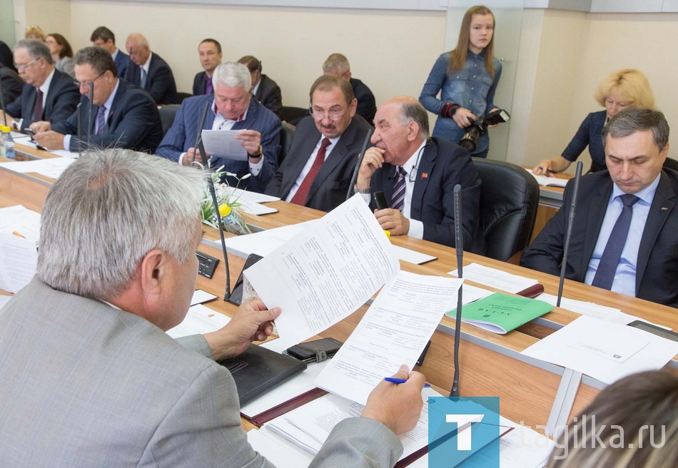 Сергей Носов выступил с ежегодным отчетом перед депутатами нижнетагильской гордумы

Парламентарии поставили «удовлетворительно» мэру и администрации за деятельность в 2015 году.