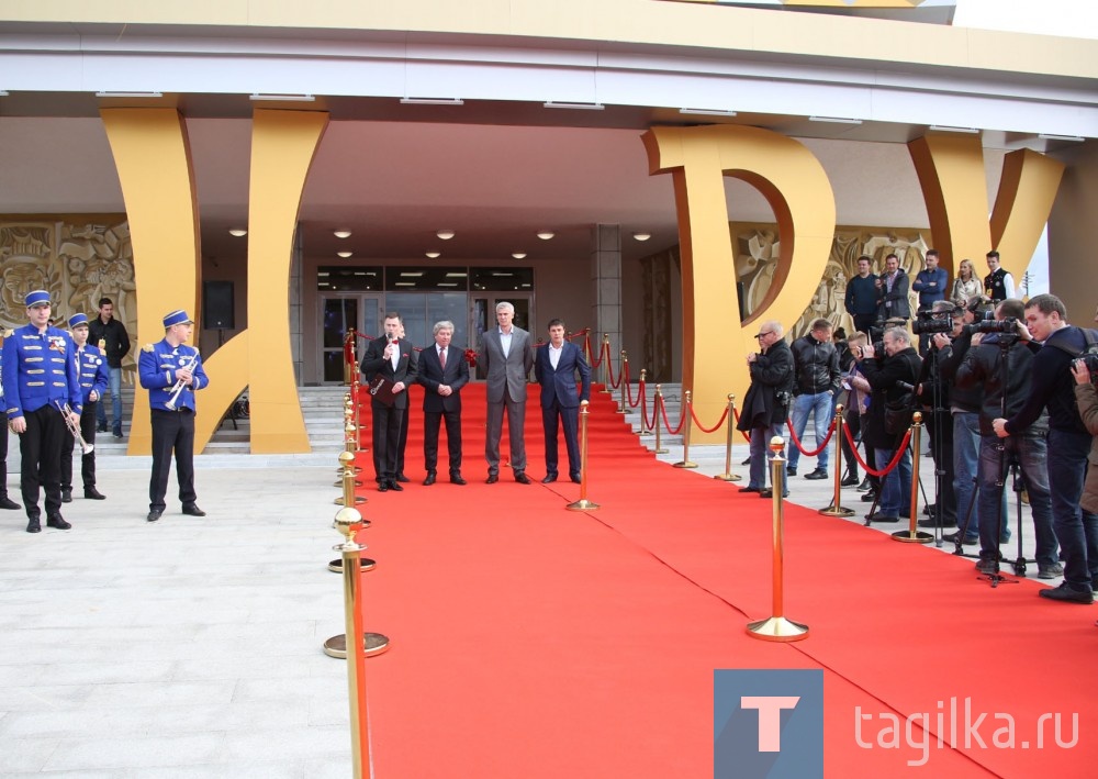 На торжественной церемонии открытия, состоявшейся перед началом представления, было много высоких гостей. Генеральный директор «Росгосцирка» Дмитрий Иванов, глава Нижнего Тагила Сергей Носов, заместитель губернатора Свердловской области Александр Высокинский, министр культуры Свердловской области Светлана Учайкина, депутаты Законодательного собрания Свердловской области Анатолий Марчевский, Вячеслав Погудин и Владимир Радаев, генеральный директор компании «Урал Инжиниринг» Виталий Ветров.
По словам Сергея Носова, новый цирк стал продолжением работы в рамках программы благоустройства города. Набережная пруда, скверы, ремонт драматического театра, строительство спортивных объектов, а теперь и цирк.