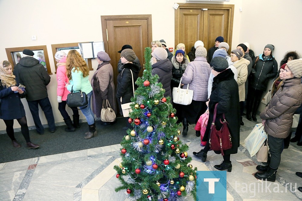 Представления у елки будут проходить с 20 декабря 2017 года по 7 января 2018-го, спектаклей запланировано много, но спрос уже который год значительно превышает предложение. Поэтому родителям, бабушкам и дедушкам юных тагильчан стоит поторопиться.

Людмила Погодина
Фото Николая Антонова