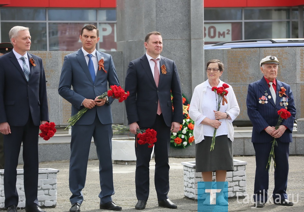 На площади ВМЗ у памятника работникам, павшим в годы войны, состоялся митинг, посвященный Дню Победы