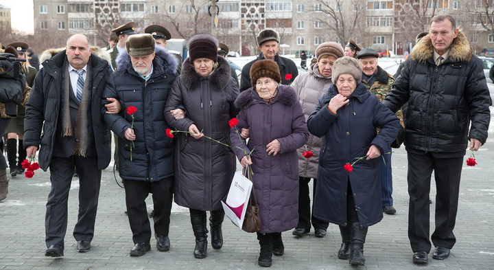 Ветераны и молодежь возлагают цветы к Вечному огню на площади Славы. 