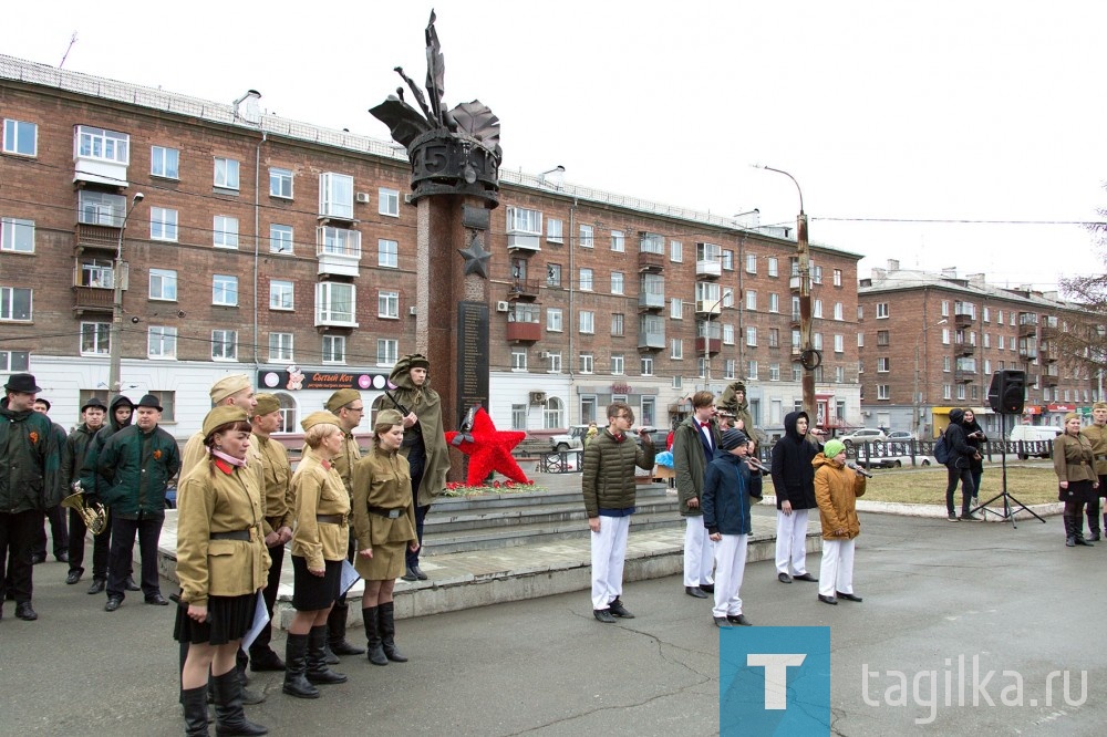 В память о погибших в борьбе с фашизмом прогремел салют из залпового оружия, школьники и взрослые возложили к памятнику венки и цветы. А потом звучали стихи и песни о войне.

Елена РАДЧЕНКО
Фото Сергея КАЗАНЦЕВА