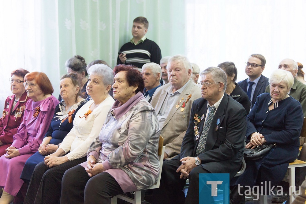 Знамя Победы – копия штурмового флага, водруженного на здании рейхстага в Берлине 1 мая 1945 года в школе №48