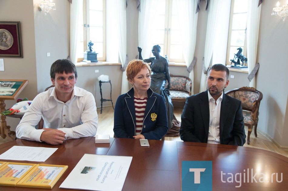 Встреча главы города Нижний Тагил Сергея Носова с олимпийцами.

Михаил Кузнецов и Дмитрий Ларионов, которым в этом году исполнится по 30 лет, заявили о завершении карьеры. Точкой станет выступление на чемпионате России. Их лучший результат – бронзовые медали на Олимпиаде в Пекине. Победные традиции есть, кому продолжать. Сейчас в сборные страны разного возраста входят 8 наших земляков.