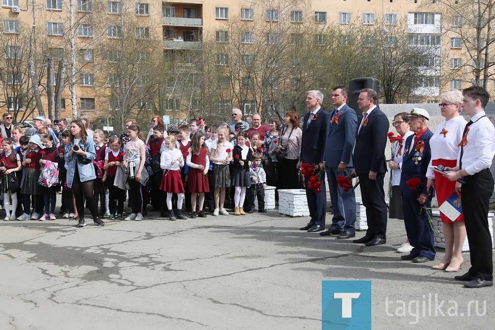 На площади ВМЗ у памятника работникам, павшим в годы войны, состоялся митинг, посвященный Дню Победы