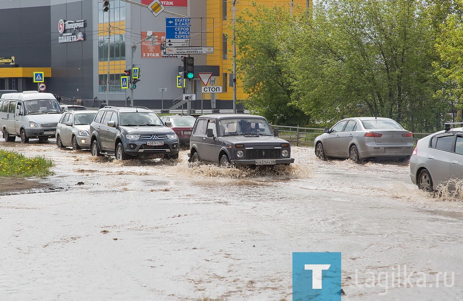 Перекресток Пархоменко и Серова ушел под воду