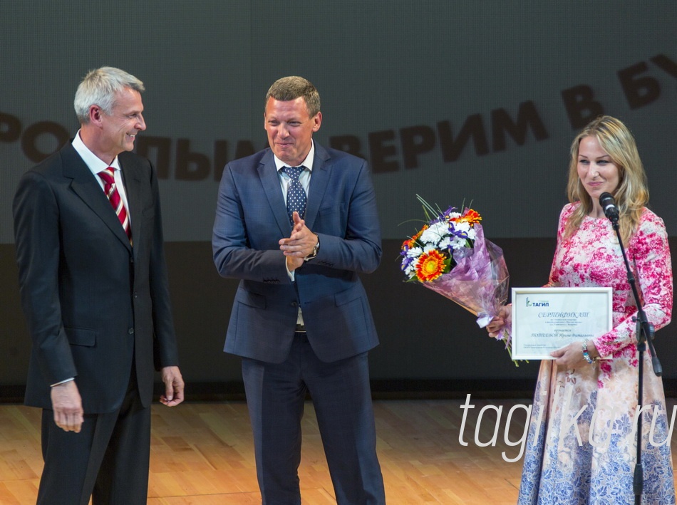  Еще одни ключи от квартиры достались нашей прославленной спортсменке – многократному чемпиону России по боксу, чемпионке Европы, призеру первенства мира Ирине Потеевой. По просьбе главы города такой подарок сделала ей строительная компания трест № 88.