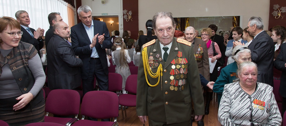 Горячо, бурными аплодисментами встретили ученики ,преподаватели и гости гимназии тагильских ветеранов.