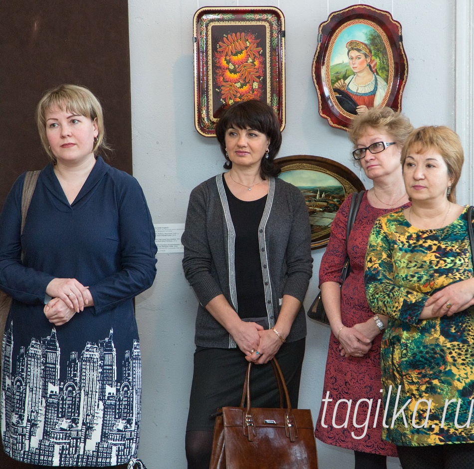 «Февральский вернисаж». Выставка подносов.