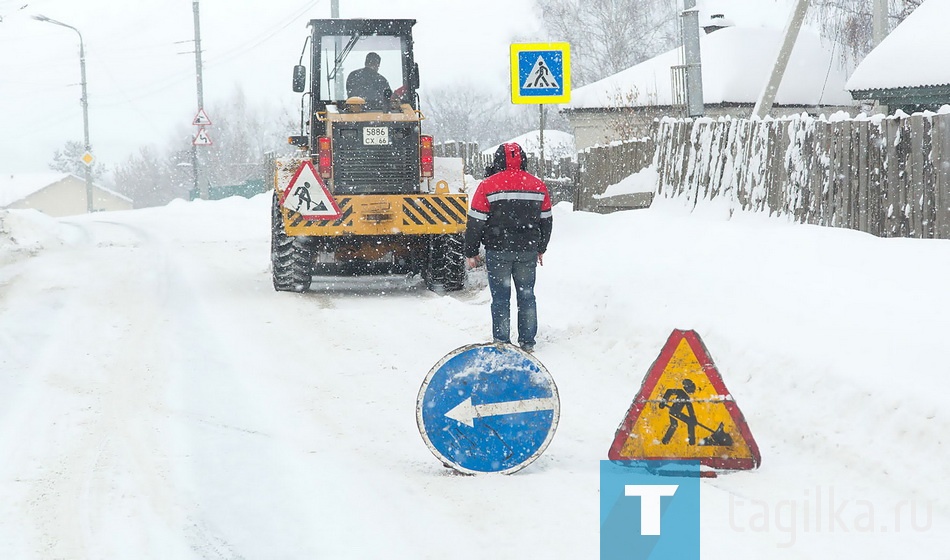 В Нижнем Тагиле из-за аномальных снегопадов дорожники работают в усиленном режиме