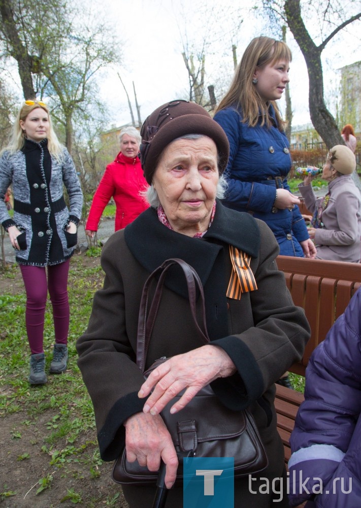 "Поляна ветеранов".

 Любовь Григорьевна Кошурникова, труженик тыла. Застала военные годы на Урале. Училась в шестом классе. Семья жила под Серовом, отец добывал золото. В Нижний Тагил приезжали только на зиму. В сентябре 1943 года поступила в Нижнетагильский горно-металлургический техникум. Потом отработала на ВГОКе 38 лет.

Военные годы запомнились страшным голодом. Папу призвали на фронт, мама часто болела, не работала, три сестры спасались тем, что подрабатывали у соседей на огороде, собирали крапиву, щавель, грибы и ягоды. Из леса почти не выходили, как - то на зиму насолили шесть ведер грибов. От отца семья получила только три открытки. 23 февраля 1942 года пришло последнее письмо, в котором он сообщал, что отдыхает и готовится к бою. 8 марта пришла похоронка…

Текст- Ольга Полякова.