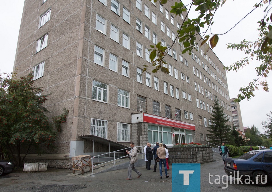 Из школы комиссия поехала в поликлинику №4 по улице Новострой – самую крупную по числу приписанного населения в Горнозаводсклм округе. Здесь лечатся 88 тысяч человек. Но при этом нет столпотворения в коридорах и у окон регистраторов.