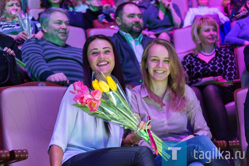 Цветы, улыбки и хорошее настроение! Тагильчанок поздравили с Международным женским днем