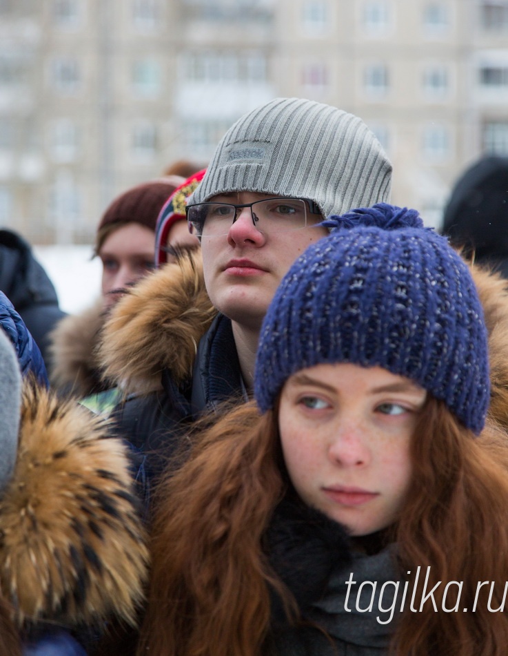 Открытие мемориальной доски  в политехнической гимназии.

Традиции продолжаются

В день открытия памятного знака гимназисты получили возможность пообщаться с ветеранами аэроклуба.  Ольга Карпушкина - первый мастер спорта СССР по планерному спорту в Свердловской области. Была летчиком-инструктором, потом – командиром звена. Налетала 4500 часов!

Еще один мастер спорта, Валентин Гоман, занимался организацией парашютной секции в Нижнем Тагиле. На гальянском аэродроме выполнил 1800 прыжков. 
