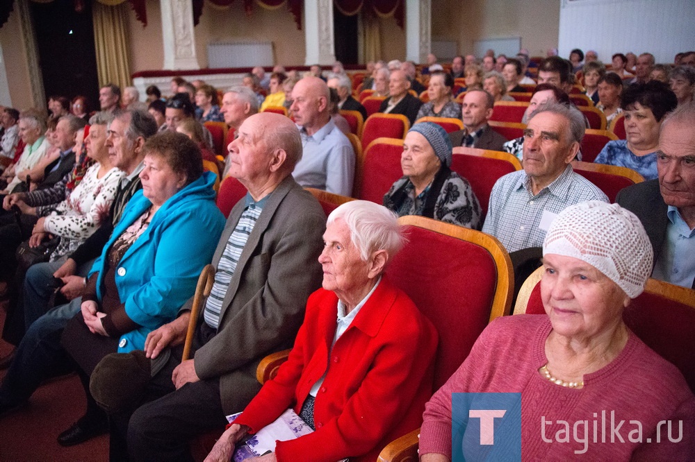 В центре культуры и искусств НТМК чествовали ветеранов-металлургов. 