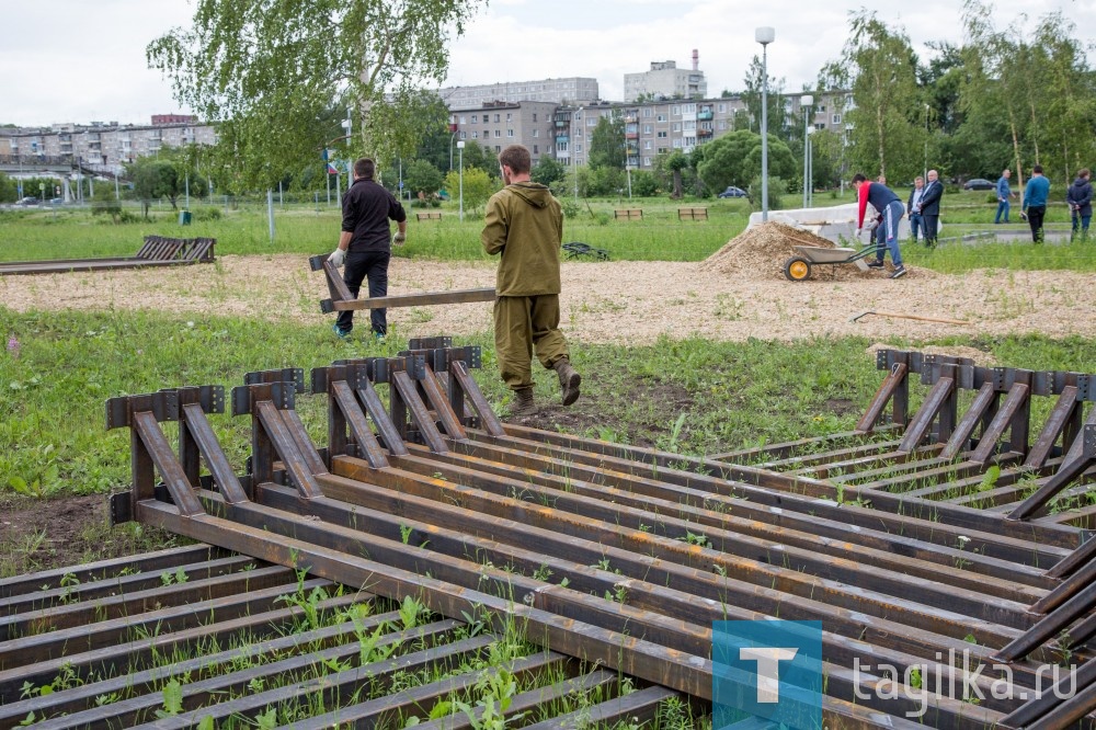 В парке "Народный" появится "Веревочный парк".

Компания-подрядчик приступила к сооружению «Эльф-парка». Строительную площадку в «Народном» сегодня посетил глава города Владислав Пинаев. 

Подрядчик завез металлоконструкции, на которых будет установлено оборудование. Решается вопрос с подключением к электросетям. 

На площадке 19x30 метров будет сооружен экстрим-парк. 4 аналогичных веревочных аттракциона установлено в Екатеринбурге. Всего в России создано около 30 «Эльф-парков». Трассы будут различных уровней сложности. 

Ползать по веревкам можно будет не только в теплое время года – посещение возможно при температуре воздуха до -10°. 

Глава города Владислав Пинаев заявил, что веревочный экстрим-парк будет открыт через месяц.