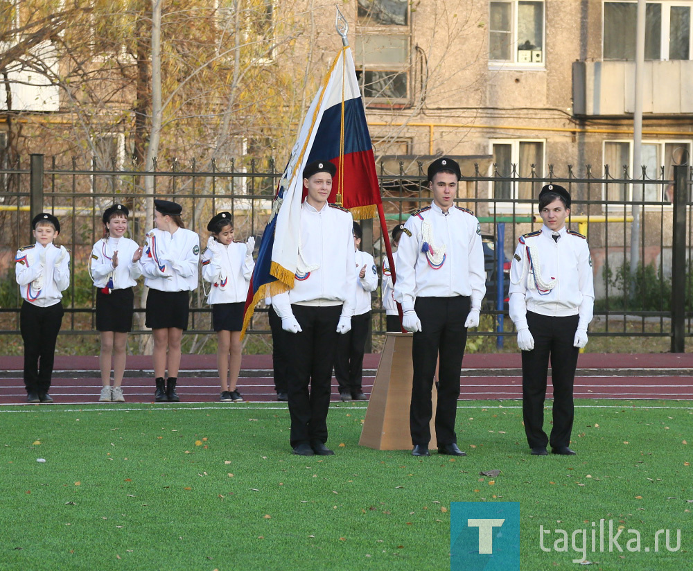 В 13-й школе сегодня торжественно открылась новая спортивная площадка