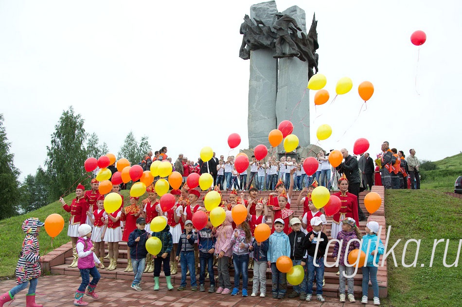 Празднования у памятника металлургам на Лисьей горе

В конце митинга, в котором участвовал и глава города Сергей Носов, дети запустили в небо воздушные шары. 