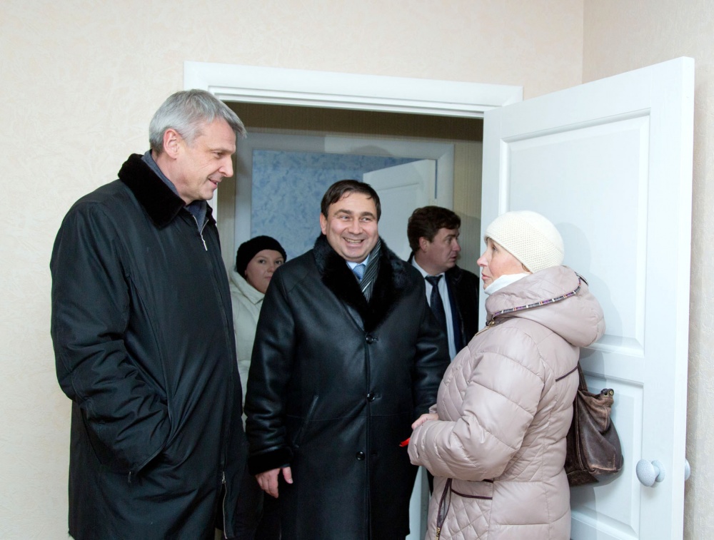 Зинаида Алексеевна Леонтьева приглашает Сергея Носова и Николая Смирнова в ее новую квартиру.