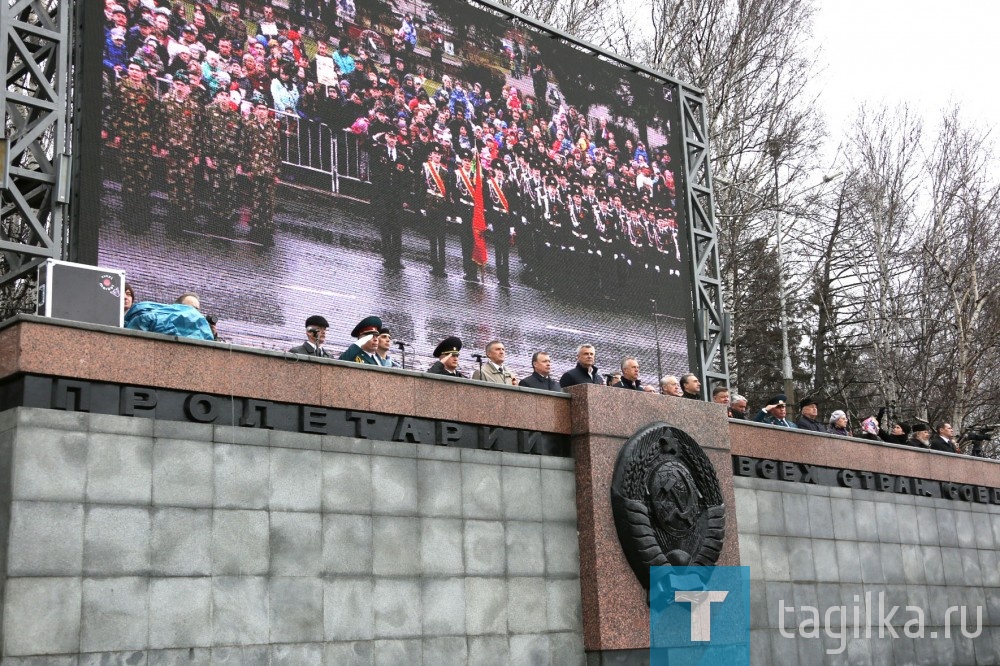 В 10 часов утра на главной площади города начался парад с участием военнослужащих войсковых частей министерства обороны, войск национальной гвардии, дислоцирующихся в Нижнем Тагиле, и личного состава Нижнетагильского гарнизона полиции.

С поздравлениями с великим праздником с трибуны к тагильчанам обратились первый заместитель губернатора Свердловской области Алексей Орлов и глава города Сергей Носов.

- Предприятиям и труженикам Нижнего Тагила принадлежит особый вклад в победу, - сказал Алексей Орлов. – Все заводы были выстроены в единую производственную цепочку, в которой каждое предприятие являлось важным звеном в выпуске сырья, деталей. Главным вкладом тагильских металлургов стала броневая сталь, в которую был одет каждый третий советский танк военного времени. На фронтах не было такой боевой гусеничной машины, не имевшей деталей из тагильской стали.

За годы войны на Урале было выпущено более 25 тысяч знаменитых Т-34. Практически каждая вторая машина, принимавшая участие в боевых действиях, сошла с конвейера в Нижнем Тагиле. Более 500 воинских соединений было сформировано на Урале, в их числе знаменитый Уральский добровольческий танковый корпус, в создание которого тагильчане принимали самое активное участие и прошли боевой путь от Курска до Берлина. 35 тагильчан стали Героями Советского Союза и полными кавалерами Ордена Славы.

- Прошло 73 года со дня безоговорочной капитуляции фашисткой Германии, - обращаясь к участникам парада, сказал глава города Сергей Носов, - но 9 мая был, есть и будет нашим главным праздником, символом национальной гордости, в котором слились воедино радость, память и скорбь всего народа.
- 1418 долгих дней и ночей длилась эта страшная война, - продолжил Сергей Константинович. - Ценой огромных усилий и миллионов жизней Советский Союз выстоял под натиском военной мощи оккупантов. Склоняем головы перед светлой памятью героев, навечно оставшихся на полях сражения. Рядовые, офицеры и генералы на фронте, металлурги и горняки, медики и железнодорожники в тылу. У каждого был свой рубеж, каждый стоял насмерть, отдавая все силы во имя победы. Этот подвиг будет жить века. 
