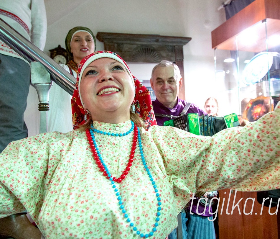 Детская выставка росписи "Букет"

Поздравить Веру Павловну с открытием выставки пришли ее коллеги, а также артисты фольклорного ансамбля «Соловейка» при Нижнетагильском музее-заповеднике «Горнозаводской Урал».

Текст Елены Пешковой.