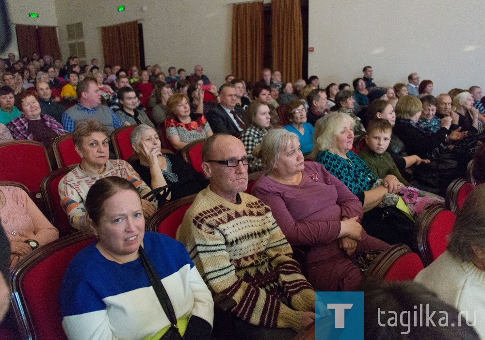 В Нижнем Тагиле проживает 7 тысяч людей с ограничениями по здоровью. Городское торжественное собрание, посвященное международному Дню инвалидов, стало кульминацией целой череды праздничных мероприятий к этой дате. Для гостей праздника выступали музыканты коллектива «Тагильские гармоники», а также артисты нижнетагильской филармонии. Для глухих и слабослышащих зрителей работал сурдопереводчик.