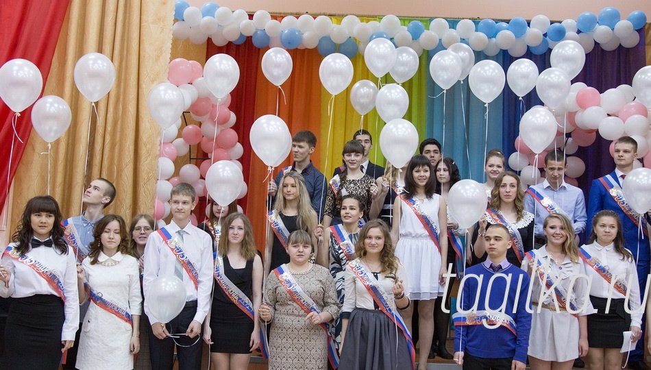 Выпуск 2015 года необычный. Как отметила директор школы Валентина Шипунова, ребята заканчивают 11-й класс в год 70-летия Победы. Они были не просто участниками праздничной демонстрации 9 Мая, большинство из них встали в ряды Бессмертного полка.

- Думаю, вы все прочувствовали, какой ценой досталась победа советскому народу и ваше счастливое детство, - заключила Валентина Шипунова.
